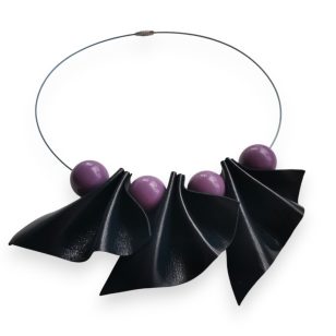 Indigo wawe modern bőr nyaklánc lila gyöngyökkel