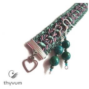 Zsinóros textilkarkötő petrolzöld gyöngyfülbevalóval