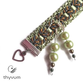   Zsinóros textilkarkötő gyöngyfülbevalóval halványzöld