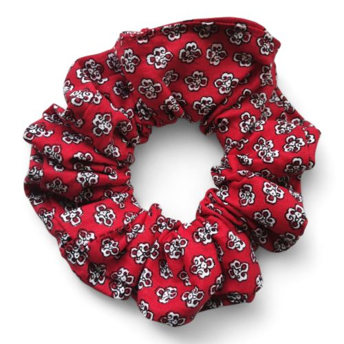 Piros virágos Scrunchie- fodros hajgumi