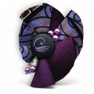 Fodortánc lila afrikai textil kitűző