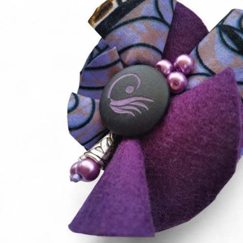 Fodortánc lila afrikai textil kitűző