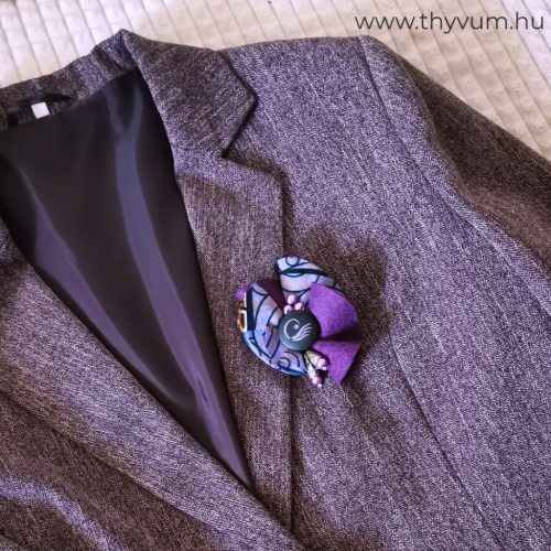 Fodortánc lila afrikai textil kitűző