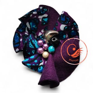 Fodortánc lila textil kitűző gyöngyökkel