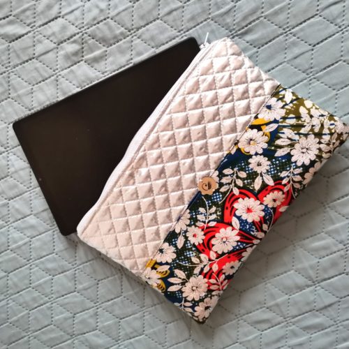 Kézműves piros-kék színes ezüstvirágos textil tablettartó tok