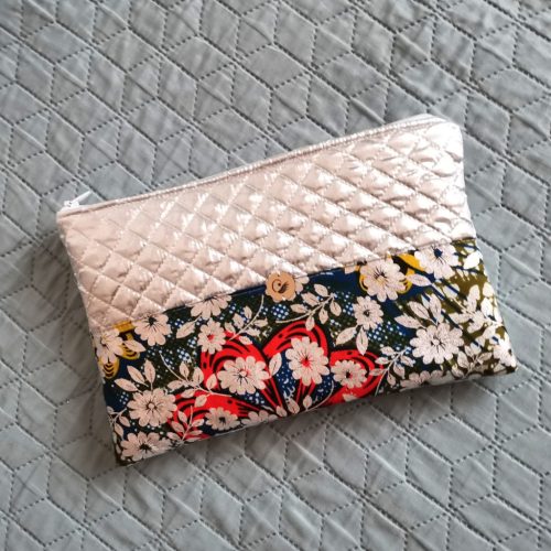 Kézműves piros-kék színes ezüstvirágos textil tablettartó tok