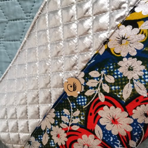 Kézműves piros-kék színes ezüstvirágos textil tablettartó tok