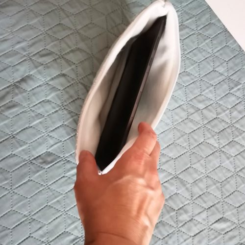 Kézműves piros-kék színes ezüstvirágos textil tablettartó tok