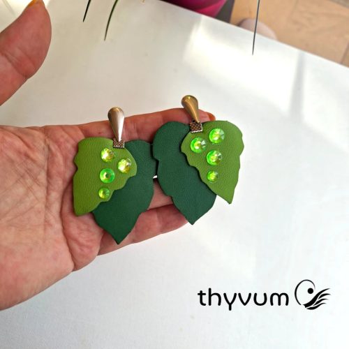 Thyvum kézzel készült egyedi zöld levél formájú valódi bőr beszúrós fülbevaló csillogó kristályokkal.