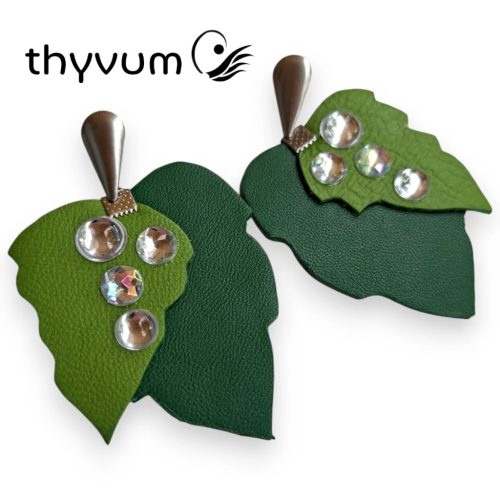 Thyvum egyedi zöld bőr levél formájú beszúrós fülbevaló áttetsző kristálycseppekkel és ezüstös fém rögzítéssel.