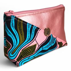 Rózsainda rosegold színű normál méretű textilbőr neszesszer rózsaszín-kék mintás afrikai vászonnal díszítve 