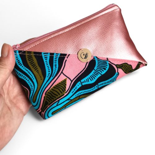 Rózsainda rosegold színű normál méretű textilbőr neszesszer rózsaszín-kék mintás afrikai vászonnal díszítve 